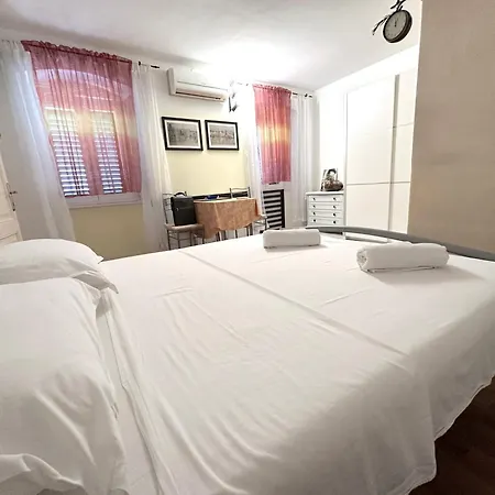 Apartment Comfort Within The Palace Centre Split